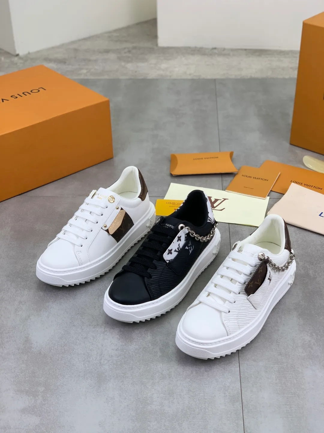 Men's men's shoes 💰P700 new style 💶 top version [LOUIS VUITTON] couple 🧑‍🤝‍🧑 craft style counter series (original order) new style 🍀LV Louis Vuitton - top version LV classic high-top trendy shoes! Made of imported original craft calfskin, original breathable lining, and original wear-resistant, lightweight, high-end TPU outsole! High quality products! 3️⃣ colors are available, size: female 35-39, male 39-44 (female 40, male 45 customized)
